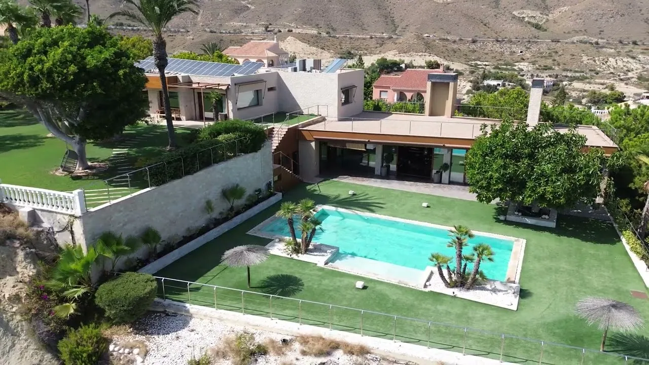 Fotograma del vídeo oficial de Haizea House